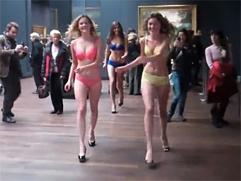 Парижский музей будет судиться за девушек в бикини 